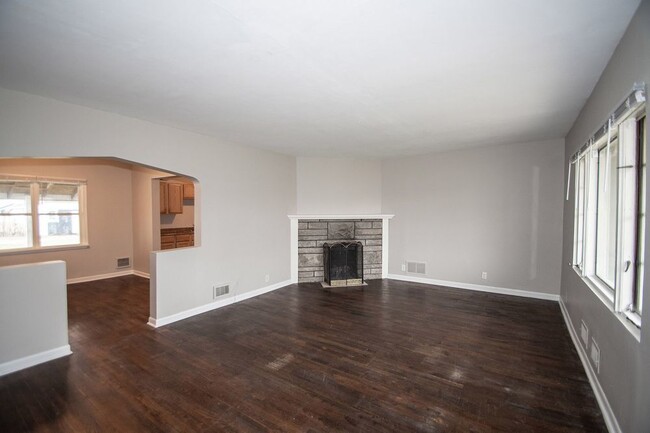 Building Photo - "Charming 2-Bedroom Home with Gleaming Har...