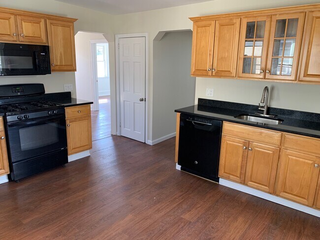 Eat in Kitchen with quartz countertop - 12 Peck Ave