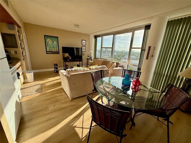 Foto del edificio - 900 Bay Dr