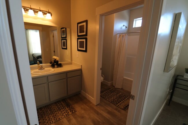 Building Photo - 3 Bedroom 2 Bathroom Condo in Vineyard!