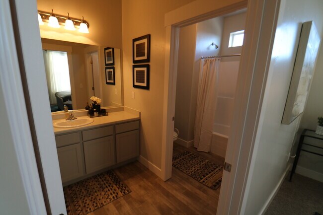 Foto del edificio - 3 Bedroom 2 Bathroom Condo in Vineyard!