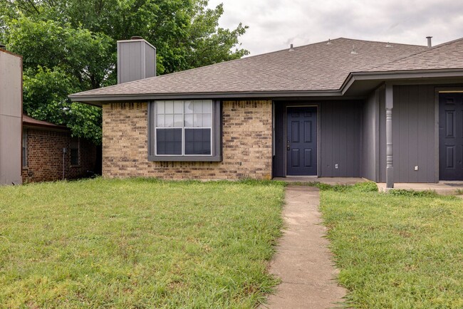 Foto del edificio - Duplex with back yard and parking spaces