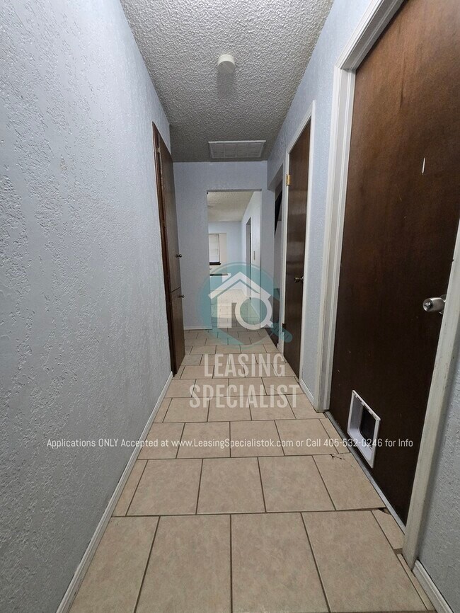 Building Photo - Charming Yukon 3 Bed 2 Bath Home