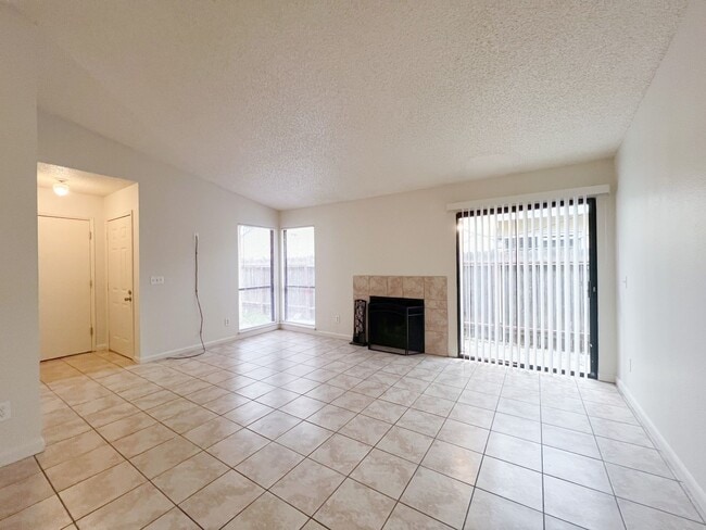 Building Photo - Spacious Halfplex