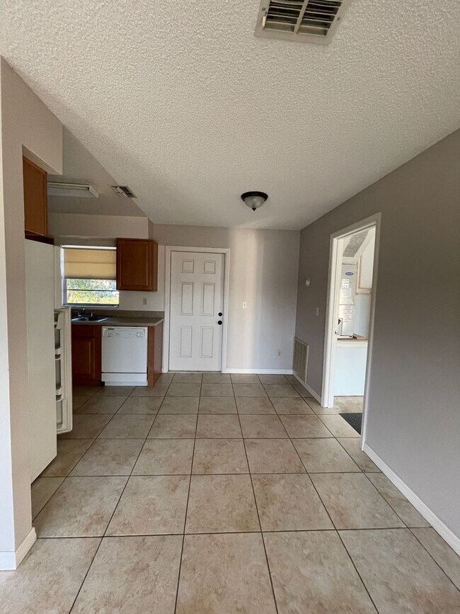 Building Photo - MOVE IN SPECIAL-Nice 2/1 Duplex Home for Rent in St. Cloud