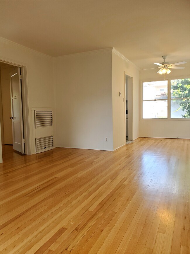 Building Photo - 2507 N Beachwood Dr