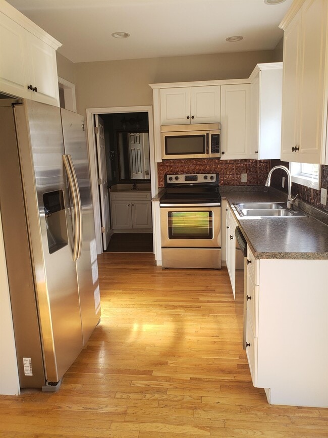 Building Photo - 1028 Nottingham Dr