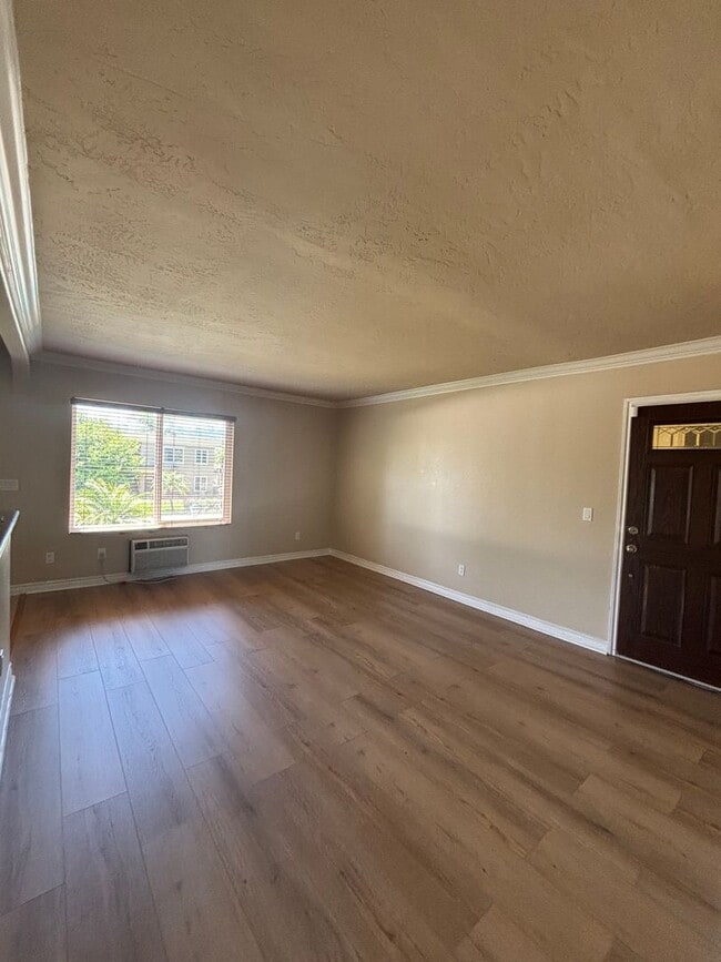 Building Photo - Charming 2 Bedroom, 1 Bathroom Apartment in a Convenient Location