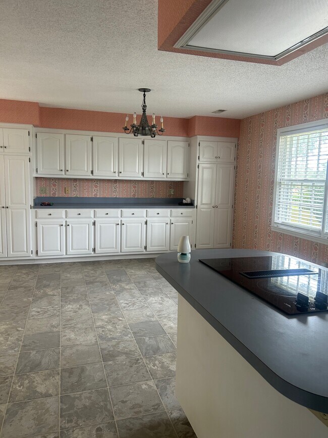 Building Photo - 4560 Smith Rd