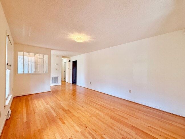 Building Photo - Charming 3 Bedroom Home for Rent!