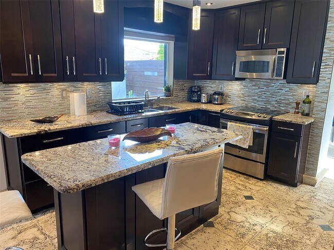Foto del edificio - 854 NW 132nd Ct