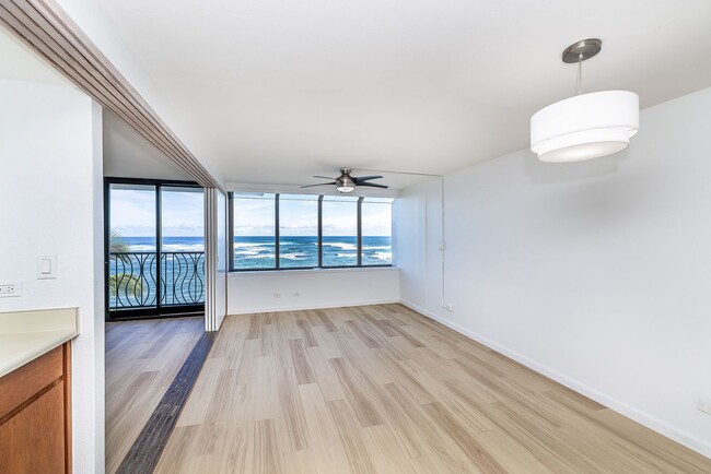 Foto del edificio - BEACH FRONT Waialua Penthouse 2/2/1pkg