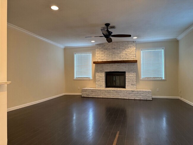 Foto del edificio - 8606 Holiday Dr