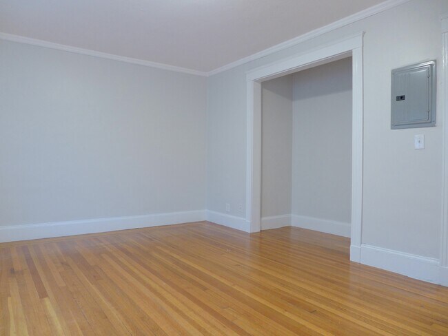 Building Photo - 18 Claymoss Rd