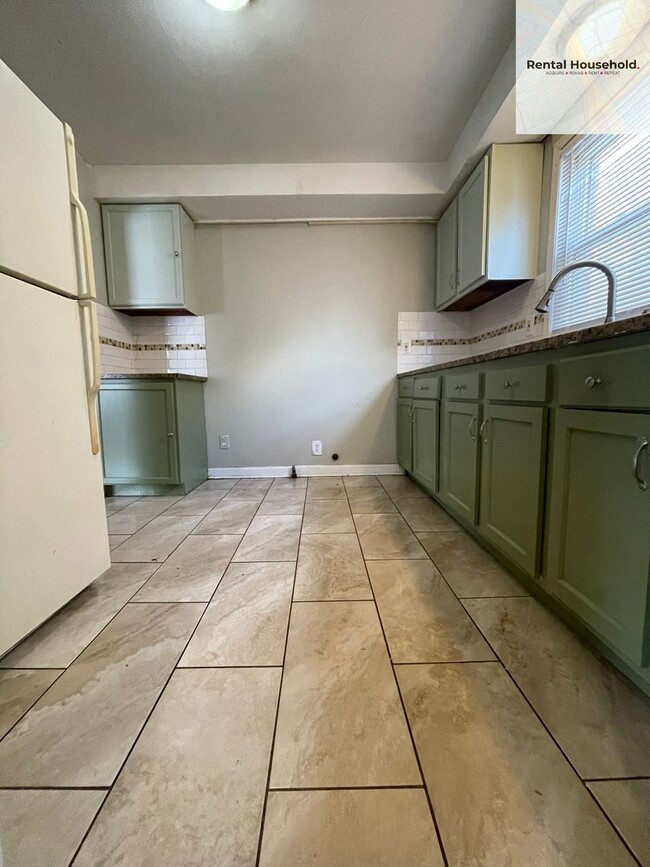 Building Photo - Beautiful 4 Bedroom Bungalow