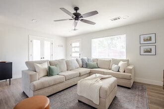 Building Photo - 601 W 4th St