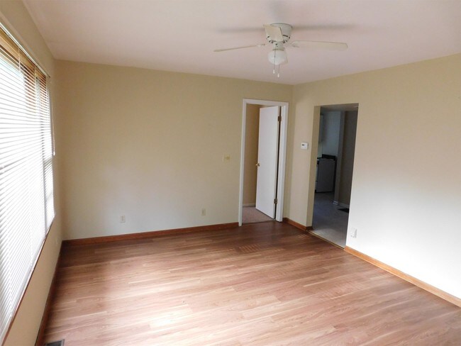 Building Photo - 202 1/2 Birch St