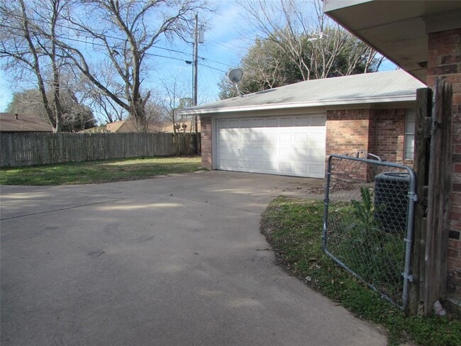 Building Photo - 2112 Spanish Trail