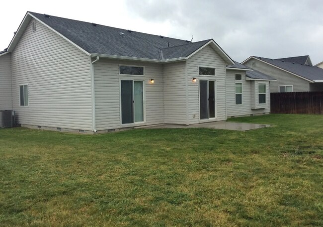 Building Photo - Comfortable & Stylish Single-Level Living ...