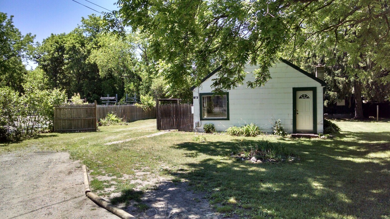 front of house - 1172 Pleasant St