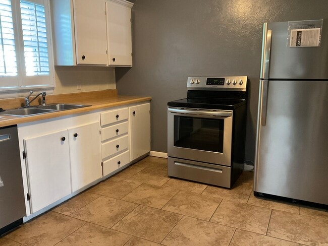 Building Photo - LEASE TAKEOVER: NO DEPOSIT NEEDED!!! Gorgeous 2bd/1bath home with one car garage in Joplin Mo!! 6...