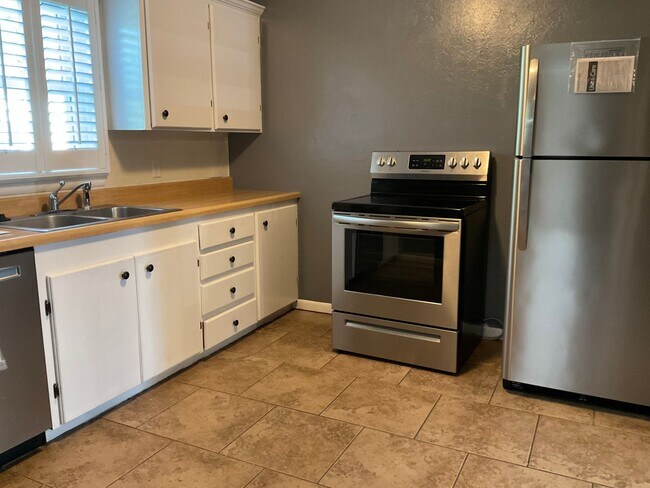 Foto del edificio - LEASE TAKEOVER: NO DEPOSIT NEEDED!!! Gorgeous 2bd/1bath home with one car garage in Joplin Mo!! 6...
