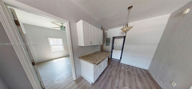 Foto del edificio - 236 NE 57th St