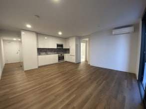 Building Photo - 987 Queen St