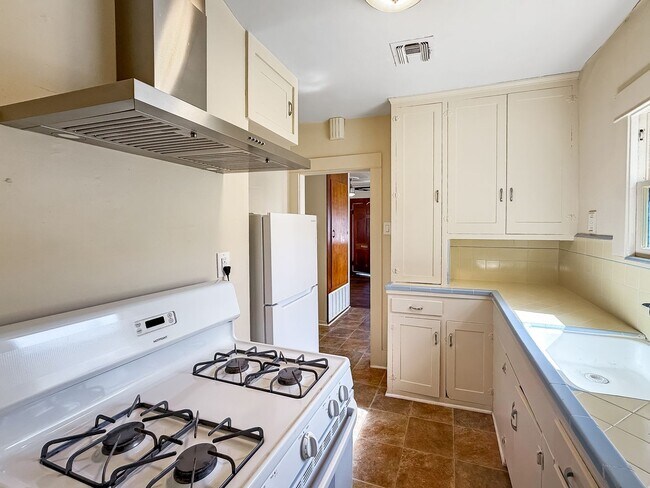 Foto del edificio - Perfectly located 1 Bd/1Ba house with a bo...