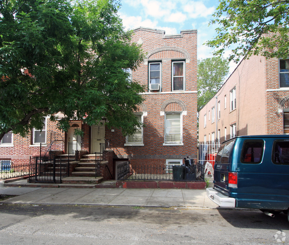 Foto principal - 300 E 93rd St