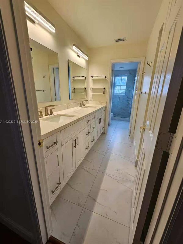 Foto del edificio - 2816 NW 99th Terrace