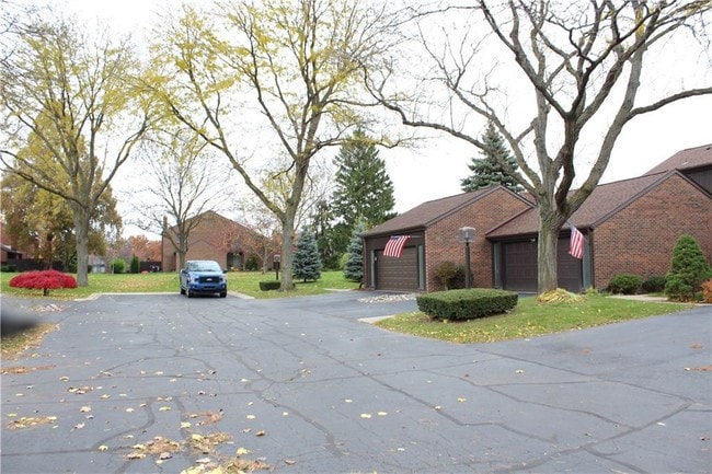 Building Photo - 3051 Lindenwood Dr