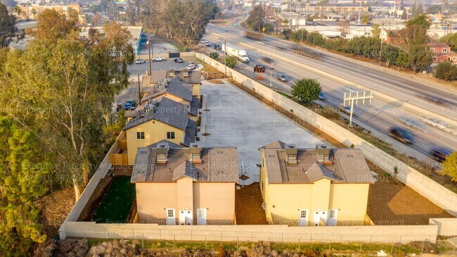 Foto del edificio - Bluehorse Townhomes