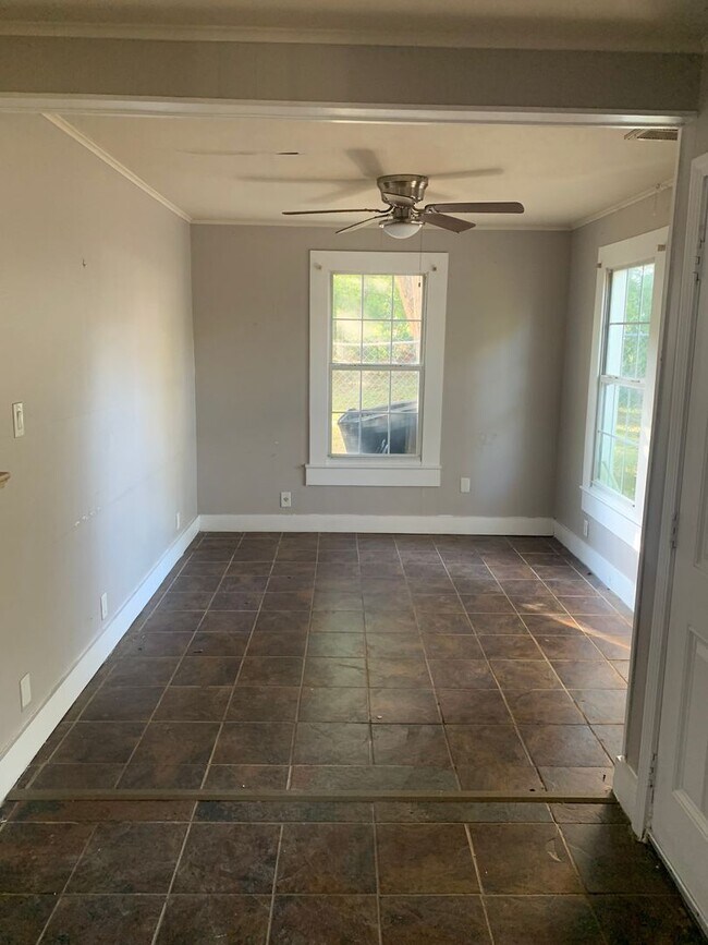 Foto del edificio - 233 E Jordan St