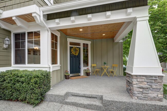 Foto del edificio - Modern Comfort Meets Convenience in Inglemoor Court 4 Bedroom Home
