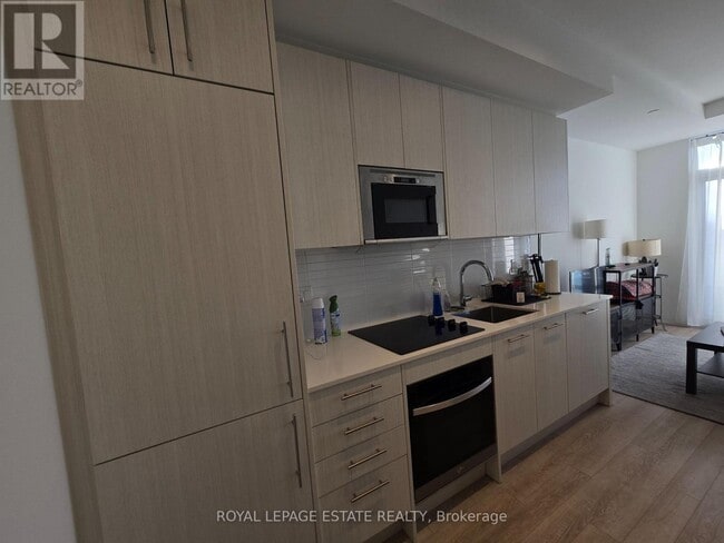 Building Photo - 286 Main St