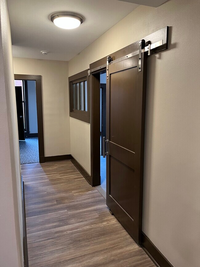 Pasillo (Baño a la derecha) - 200 E State St