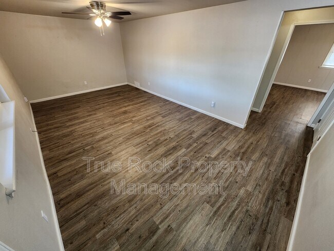 Foto del edificio - 525 Rebecca Ln