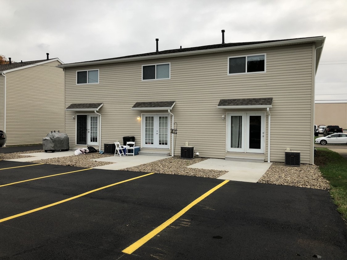 Primary Photo - Evergreen Townhouses on Lee St