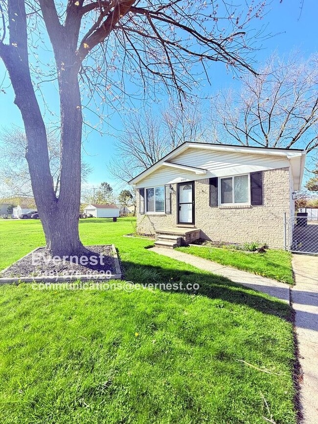 Building Photo - Charming 3-Bedroom Home with Spacious Yard...