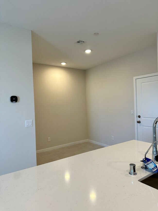 Foto del edificio - Brand New Town Home