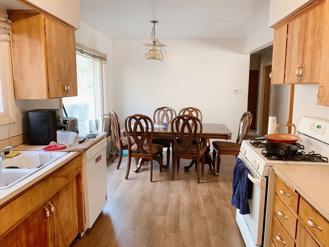 Building Photo - 4 bdrm/1bath house in Happy Valley near So...