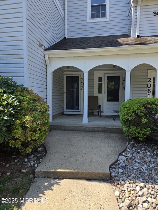Building Photo - 207 Tulip Ln