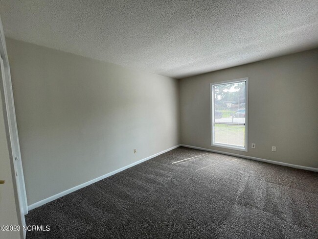 Building Photo - 157 Village Cir