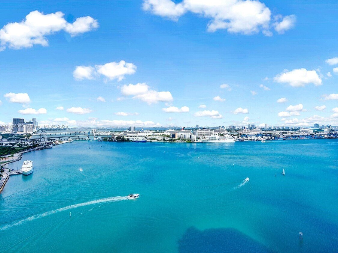 Foto principal - 888 Brickell Key Dr