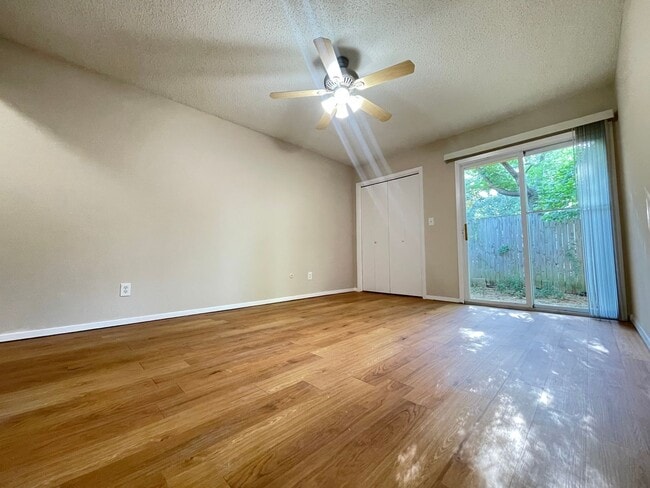 Building Photo - Easy Living 2 Bedroom 2 Bath Duplex