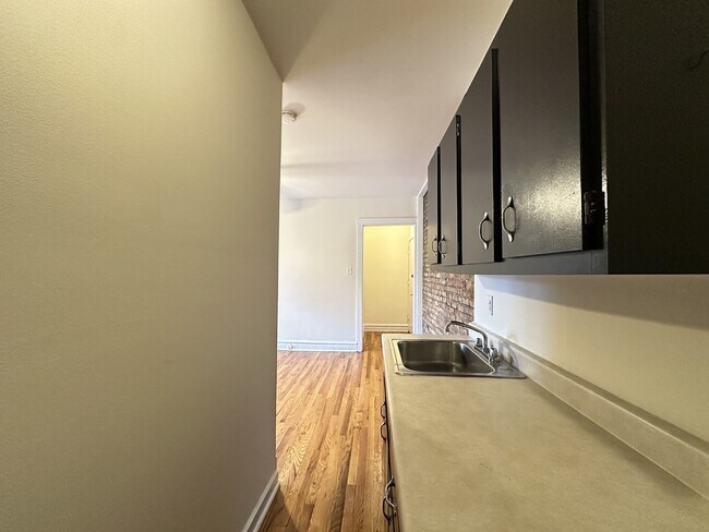 Foto del edificio - 960 W Cornelia Ave