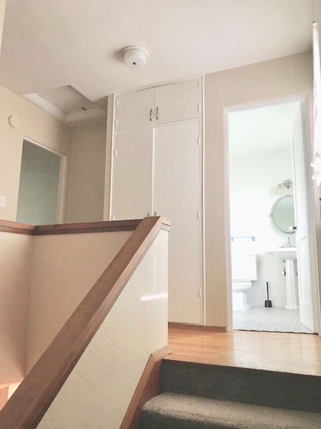 Foto del edificio - STUNNING PORTLAND TOWNHOUSE; CLEAN, BRIGHT...