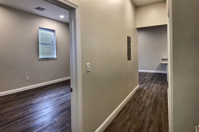 Building Photo - 82 Concord St