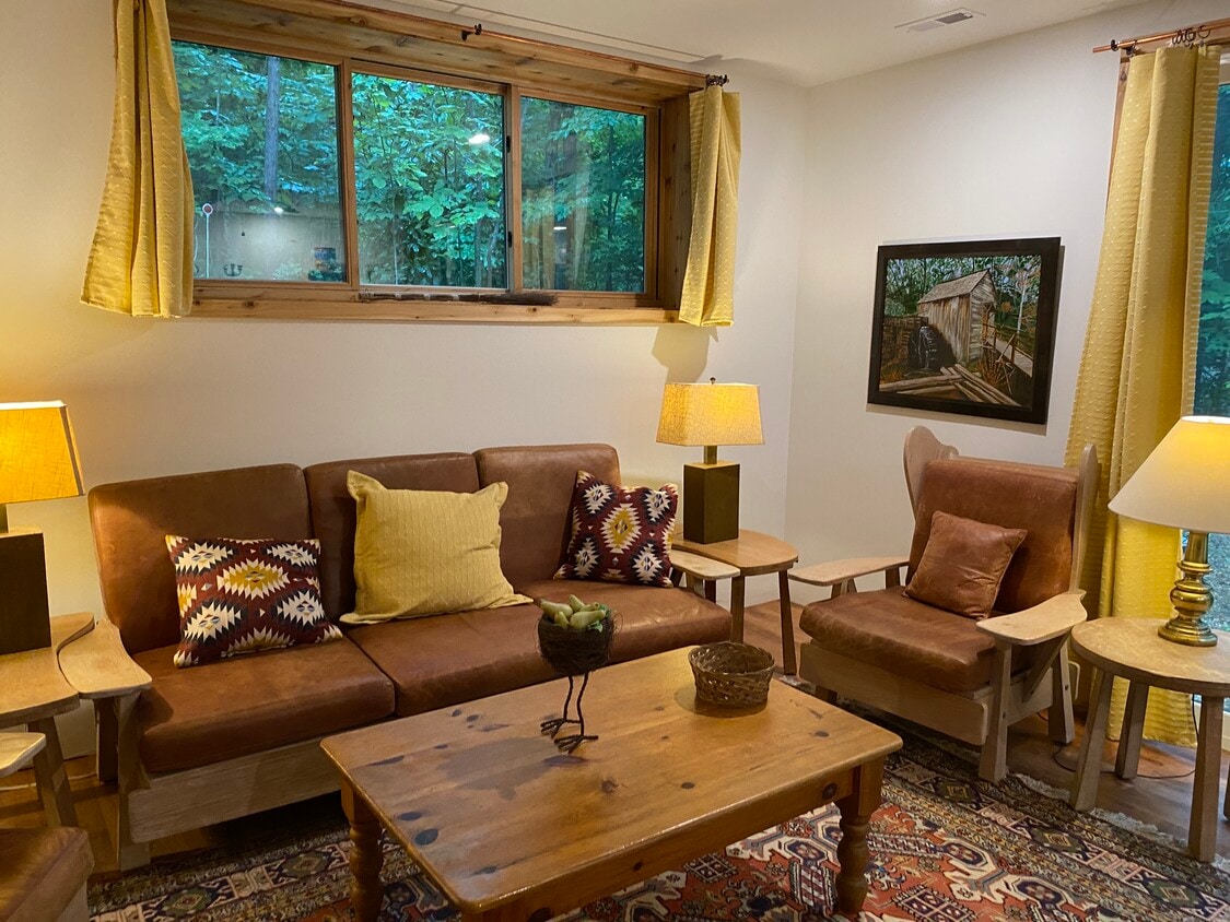 Primary Photo - 2407 Lakeview Cir